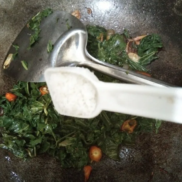 Masukkan 1/2 sendok teh garam, gula, kaldu bubuk sesuai selera. Aduk hingga air menyusut dan jangan lupa koreksi rasa