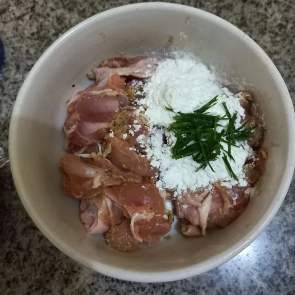 Beri irisan tipis daun jeruk dan tepung maizena