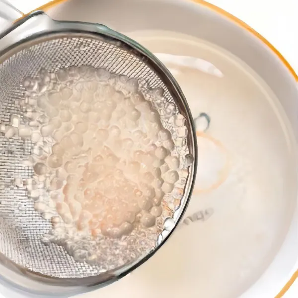 Setelah sagu mutiara masak buang airnya dan sisihkan