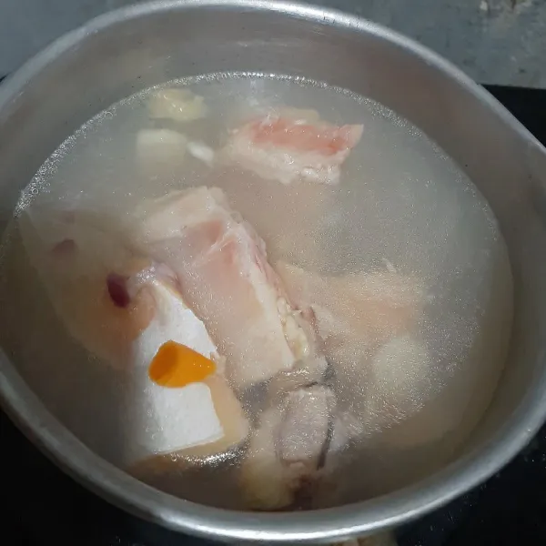 Didihkan air masukan tulang ikan, bawang merah, bawang putih dan kunyit