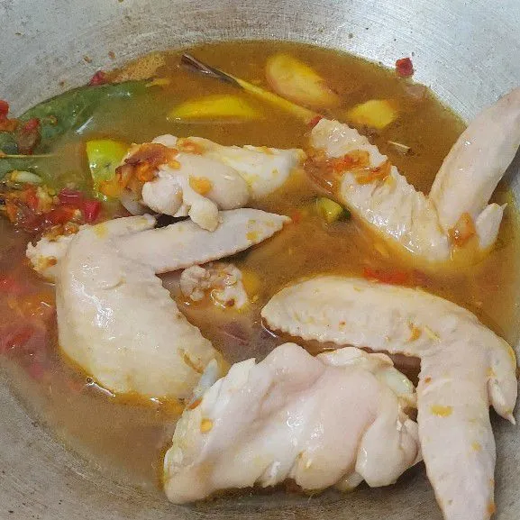 Masukkan ayam tumis sebentar dan beri air