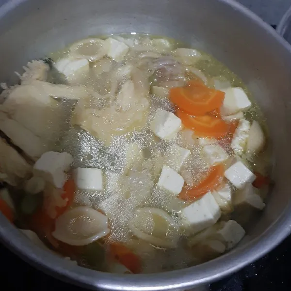 Beri garam, kaldu jamur dan lada bubuk. Tes rasanya, sesuaikan. Tunggu matang