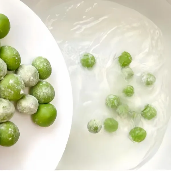 Rebus air, masukkan adonan yang sudah di bulatkan tadi dan masak hingga mengapung. Rebus lagi selama 5 menit lalu tiriskan ke dalam air dingin