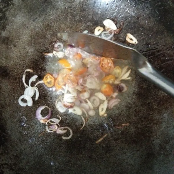 Tumis bawang terlebih dahulu hingga harum, setelah itu masukan cabai rawit