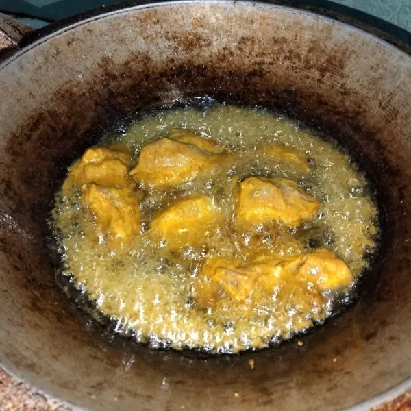 Goreng ayam hingga matang dengan api sedang cenderung besar.