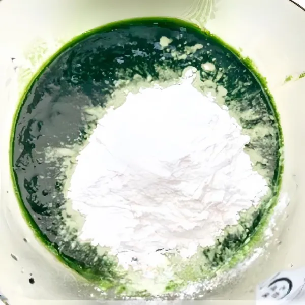 Matikan api dan tambahkan setengah tepung tapioka dan setengah tepung ketan
