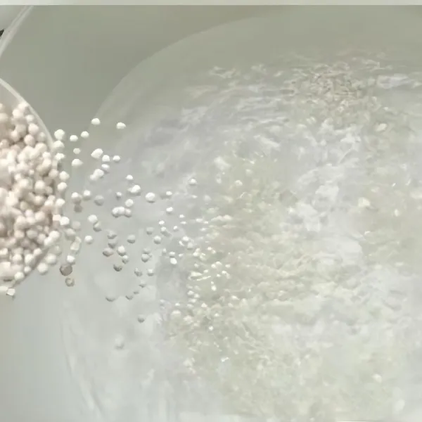 Saat air mendidih, tambahkan sagu mutiara. Masak selama 15 menit dan biarkan mendidih