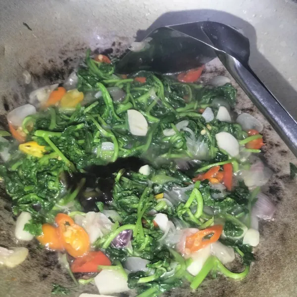 Tambahkan garam,gula,kaldu jamur dan saus tiram,aduk rata,koreksi rasa dan jika sudah matang angkat dan siap disajikan 🙏