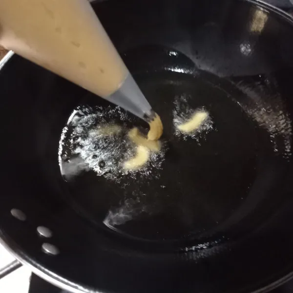 Panaskan minyak, kecilkan api lalu masukan adonan churros kecil-kecil, gunting