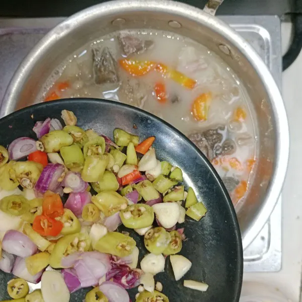 Tambahkan irisan bawang merah, bawang putih, cabe. Kemudian aduk hingga tercampur rata