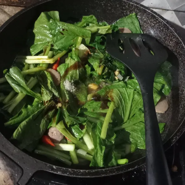 Bumbui garam, gula, lada, kecap manis, kaldu bubuk dan saus tiram, aduk rata