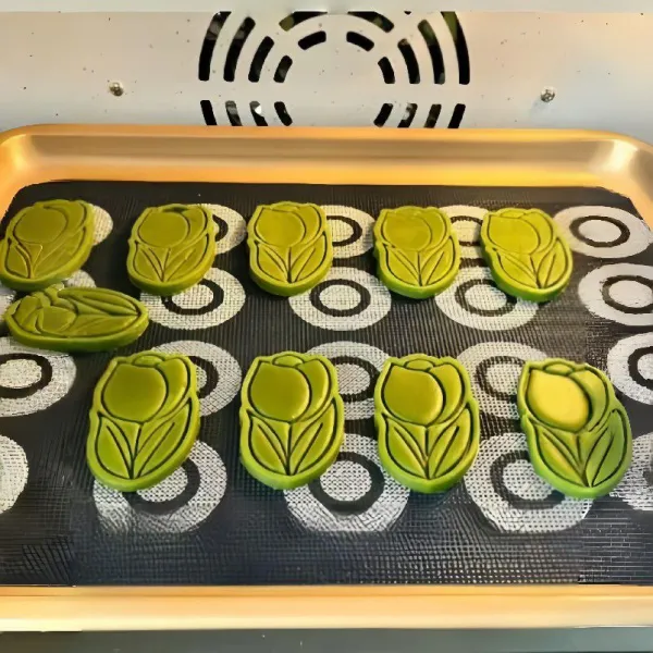 Letakkan biskuit di atas loyang, panaskan oven dengan suhu 150° dan panggang selama 20 menit. Tutup permukaan biskuit dengan kertas timah