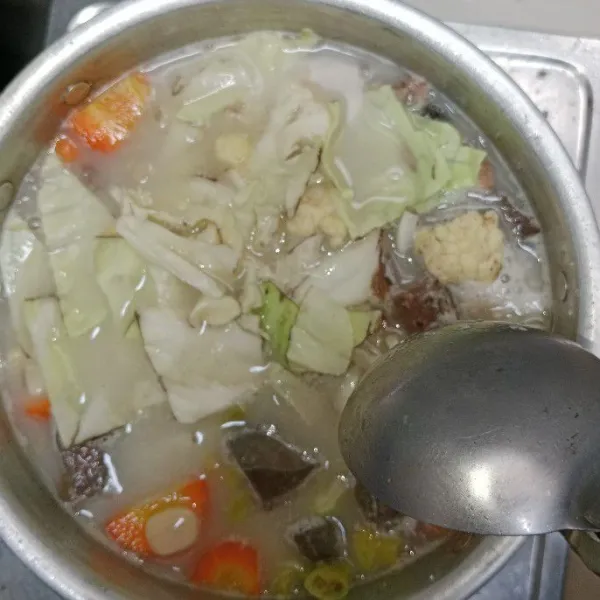 Masukkan kol dan bunga kol. Aduk rata