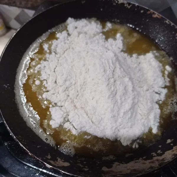 Masukan tepung terigu, aduk hingga tercampur rata