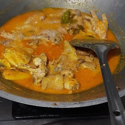 Tuang air lalu masukkan ceker presto, aduk rata perlahan, masak hingga bumbu meresap dan koreksi rasa