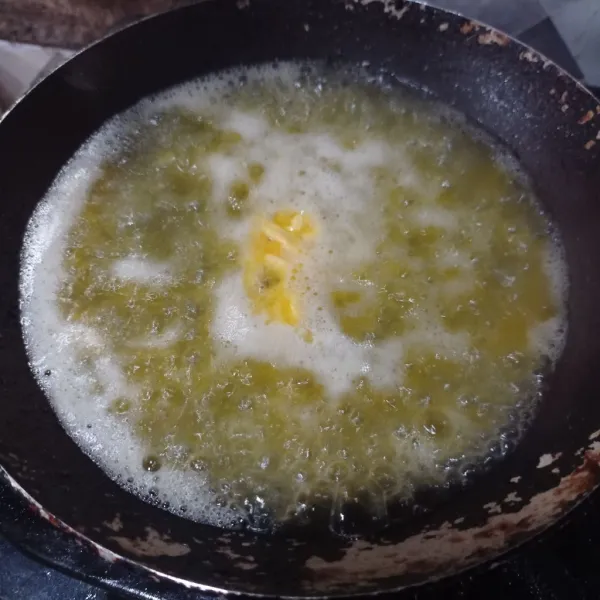 Masukan air, garam, gula dan margarin ke dalam teflon, masak sampai mendidih dan margarin leleh, matikan api