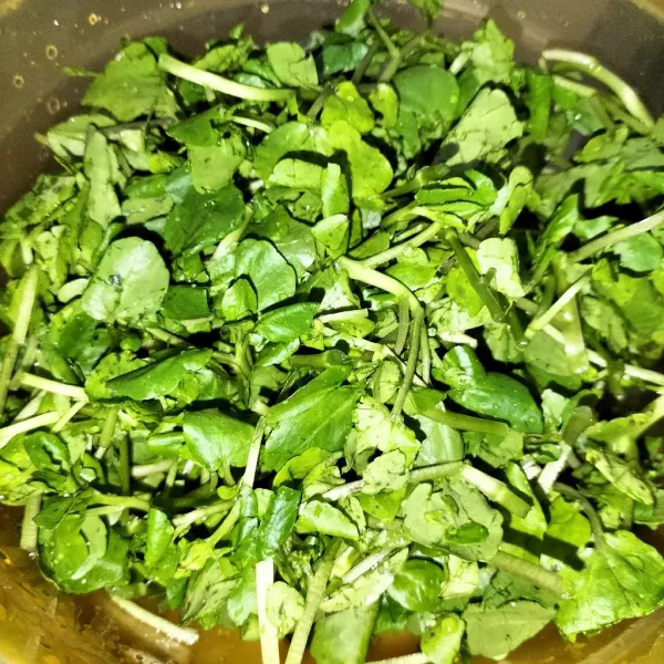 Potong pendek-pendek selada airnya lalu cuci bersih