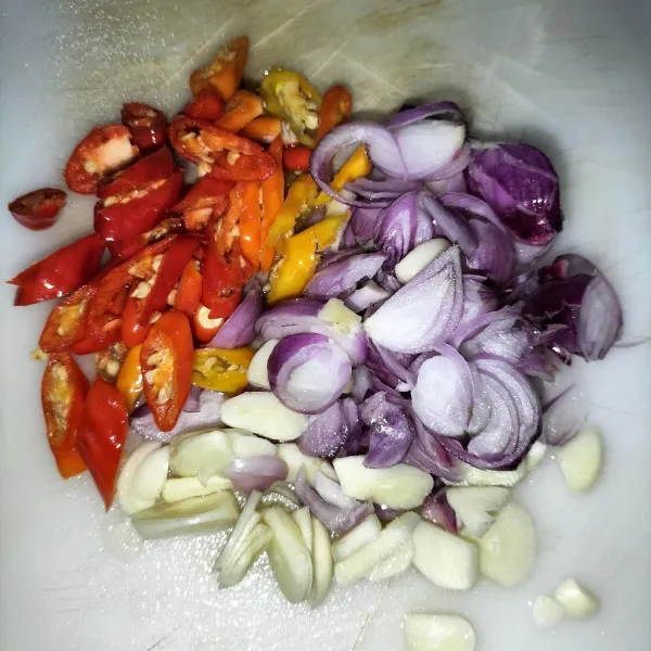 Siapkan bumbu kemudian diiris