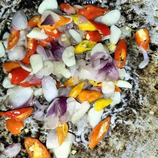 Tumis bumbu hingga harum