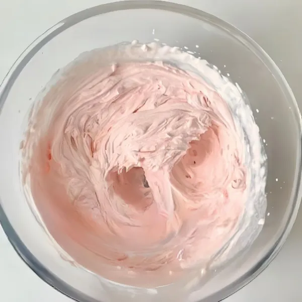 Tuang krim kocok coklat yang sudah beku ke dalam 75g krim segar. Setelah tercampur rata, masukkan ke dalam piping bag dan peras dengan bentuk kelopak pada biskuit daun