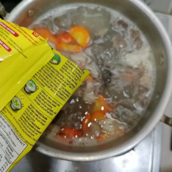 Setelah setengah matang, masukkan bumbu sayur lodeh instan