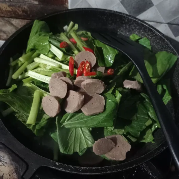 Masukan caisim, bakso, dan cabe aduk rata
