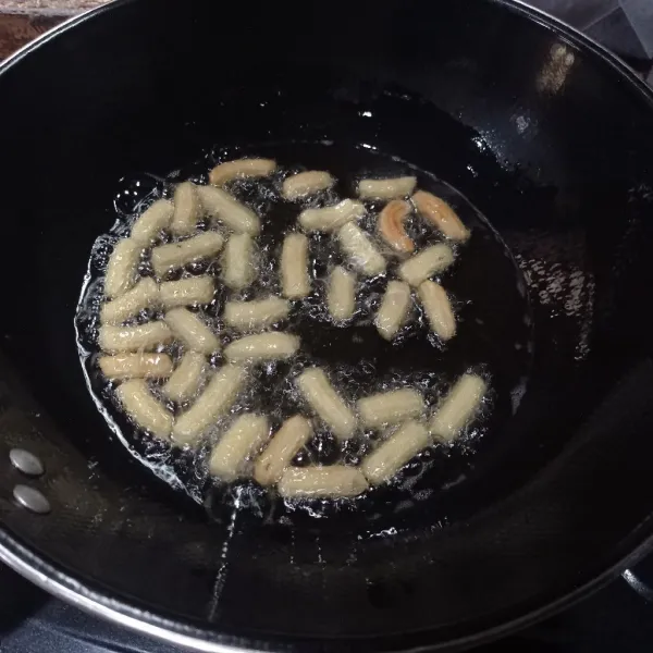 Lakukan sampai selesai kemudian goreng sampai kering, keemasan, tiriskan