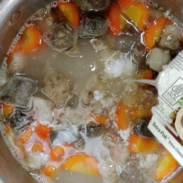 Kemudian tambahkan santan. Aduk rata