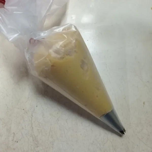 Masukan ke dalam piping bag lalu beri spuit