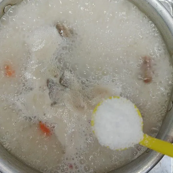 Tambahkan garam, kadu bubuk dan merica bubuk. Masak hingga bumbu meresap