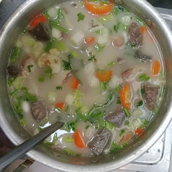 Tambahkan seledri dan daun bawang. Tunggu hingga layu. Cek rasa. Sayur lodeh daging sapi siap disajikan