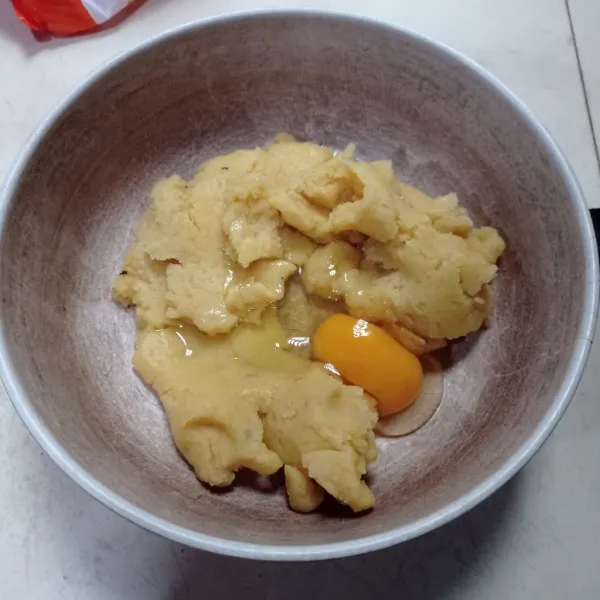 Pindahkan ke wadah biarkan dingin, lalu masukan telur aduk hingga bener-bener tercampur rata