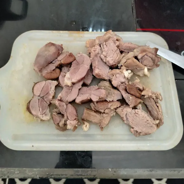 Lalu angkat daging dan potong-potong.