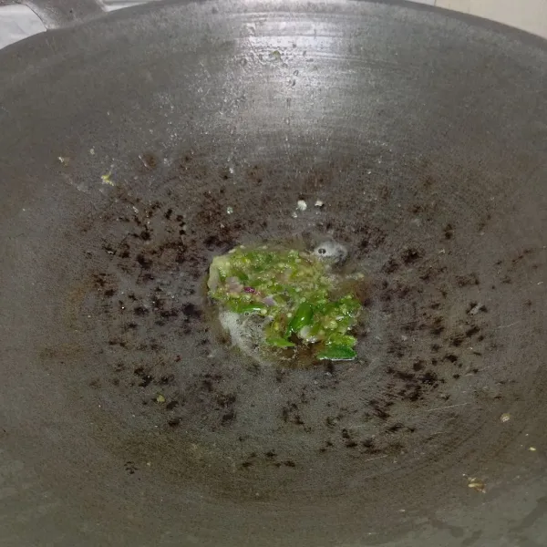 Panaskan minyak. Tumis bumbu ulek sampai matang.