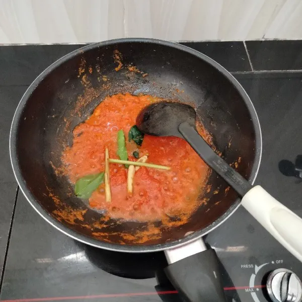 Panaskan minyak secukupnya. Tumis bumbu halus, serai dan daun jeruk hingga bumbu matang.