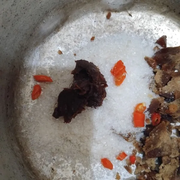 Tambahkan asam jawa dan irisan cabe rawit.