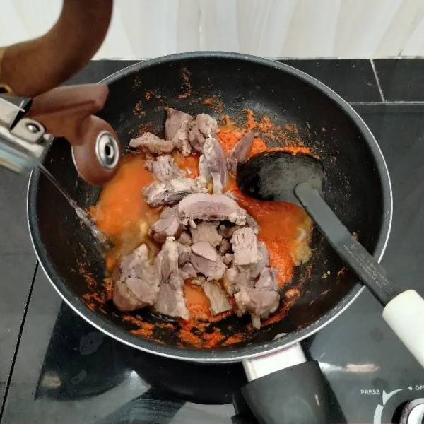 Kemudian masukkan daging kambing,garam,dan air. Aduk rata. Masak hingga mendidih.