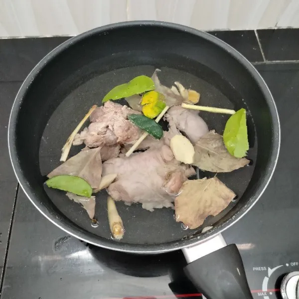 Kemudian rebus kembali daging kambing dengan air yang baru. Tambahkan serai,daun jeruk,jahe,dan garam. Rebus hingga daging empuk.