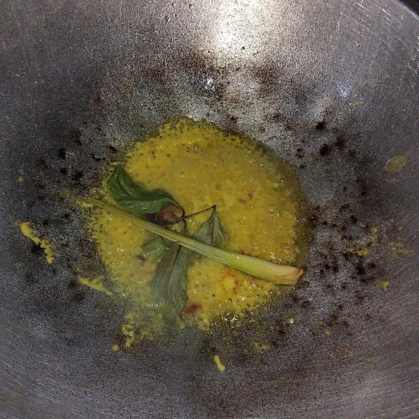 Jika sudah harum, masukkan bumbu halus, lalu masukkan sereh, daun salam, dan lengkuas. Masak sampai bumbu matang.