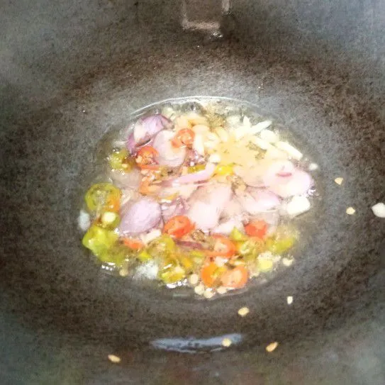 Kemudian tumis bumbu iris tadi hingga harum.