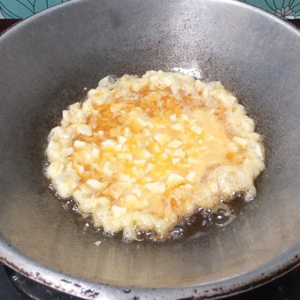 Kemudian goreng dadar tahu hingga matang.