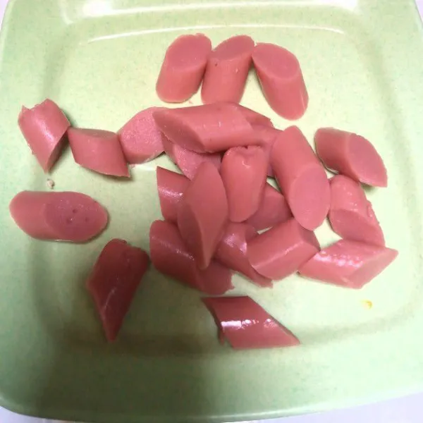 Potong kecil-kecil sosis sapi. Pakai sosis ayam juga bisa.