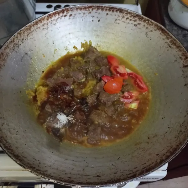 Masukan air secara bertahap, beri garam, asam jawa, irisan tomat, kecap manis dan gula merah secukupnya masak hingga empuk dan bumbu menyerap