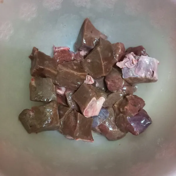 Potong-potong hati sapi, sisihkan