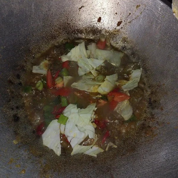 Terakhir masukkan daging, kol, tomat, cabe rawit, dan daun bawang. Biarkan sampai daging matang lalu angkat dan sajikan.
