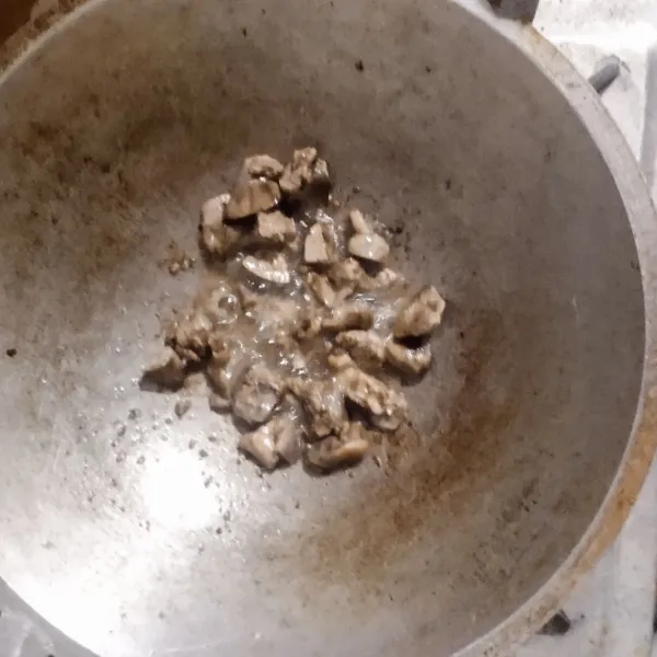 Goreng hati ampela yang sudah di potong dadu hingga agak kecoklatan