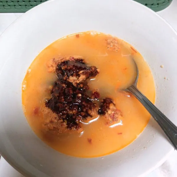 Pindahkan sambal kacang ke dalam mangkuk. Tambahkan air secukupnya dan kecap manis. Aduk-aduk hingga tercampur rata.