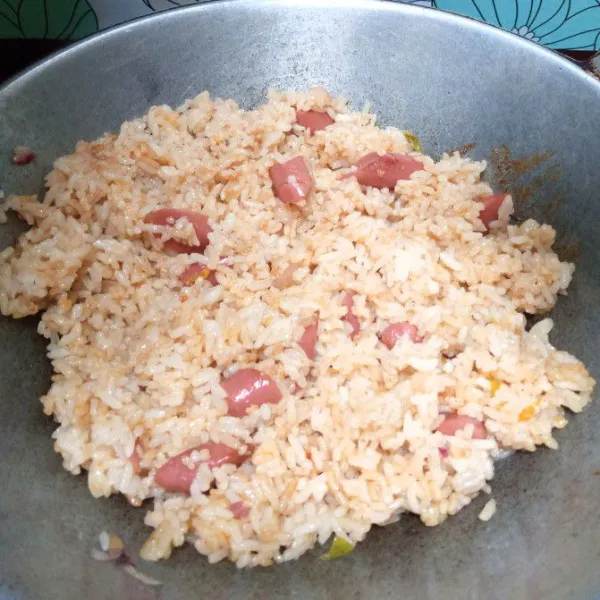 Masukkan nasi putih. Aduk rata. Tambahkan kecap manis, kaldu bubuk dan garam. Adik lagi hingga tercampur rata. Tes rasa dulu. Masak hingga nasi panas dan Tanak.