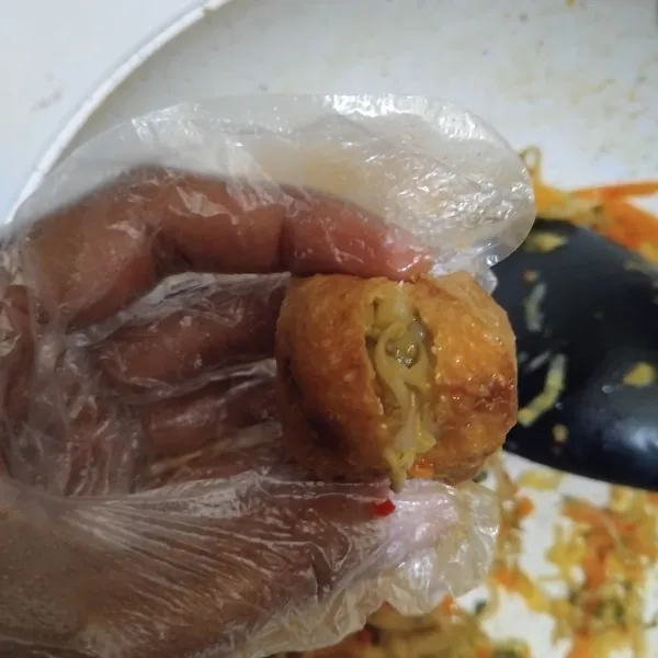Belah tahunya sedikit saja, kemudian masukkan sayuran yang sudah dimasak.