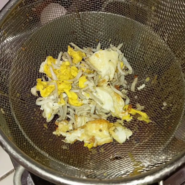 Panaskan minyak. Orak-arik telur & goreng teri. Sisihkan.